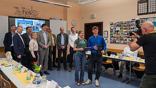 Schulbesuch aus dem Kultusministerium und der Hochschule. Im Fokus stehen aber die Schüler:innen.